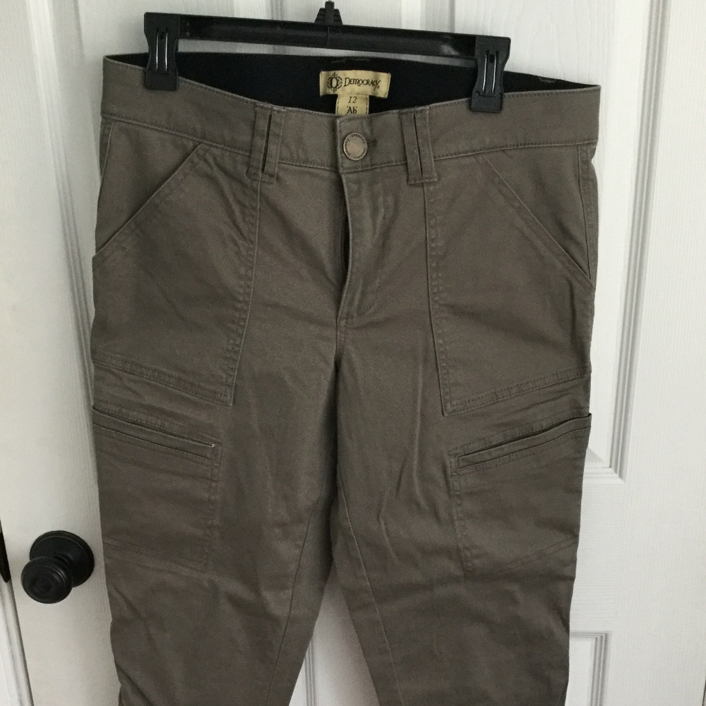 Democracy women’s size 12 army green cargo style pants
